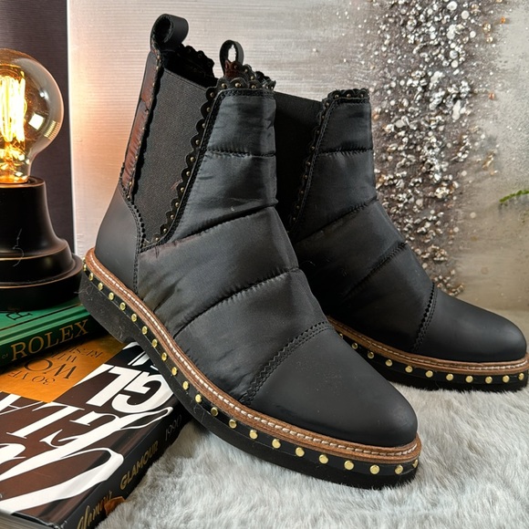 Free People Atlas Puffer Chelsea Boots
Black Womens Size 38.5 - Picture 13 of 13